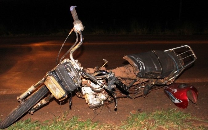 Rapaz fica gravemente ferido após ser atingido por carro na MS-386, em Amambai A moto que a vítima pilotava ficou praticamente destruída / Foto: Divulgação