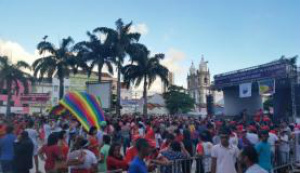 Manifestantes fazem ato a favor de Dilma do lado de fora da universidade / Foto: Sumaia Vilela/Agência Brasil