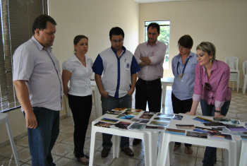 Resultado do Concurso de Fotografias da Acia sai nesta segunda-feira Presidente da Acia, Lelo, com membros da comissão de avaliação do concurso de fotografias de 2011Foto: Moreira Produções