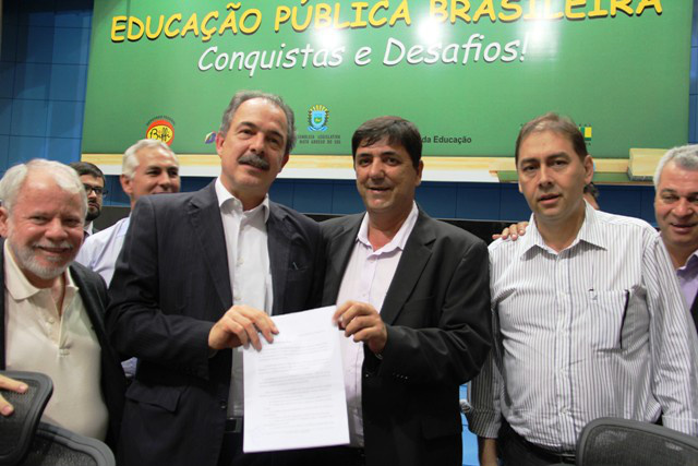 Fetems entrega documento para o ministro da educação