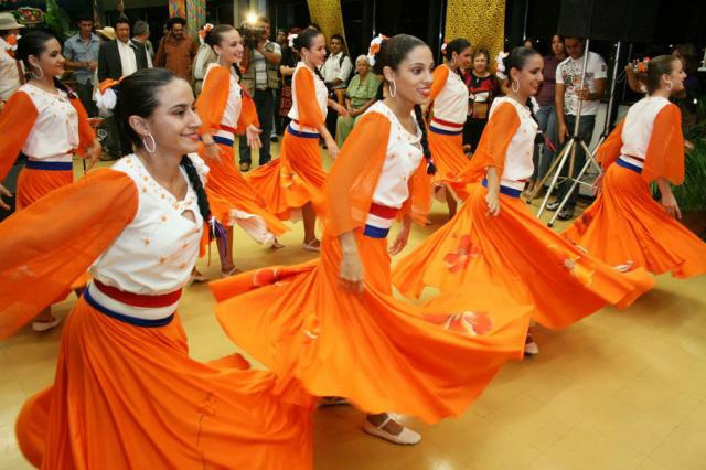 Dança, música e comidas típicas fazem parte da programação.