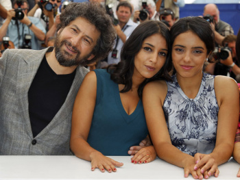Diretor Radu Mihaileanu posa com as atrizes Leila Bekhti e Hafsia Herzi (Foto: AP Photo/Francois Mori)