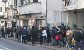 Consumidores formam fila para comprar maconha em farmácia de Montevidéu / Foto: Ariel Colmegna / El