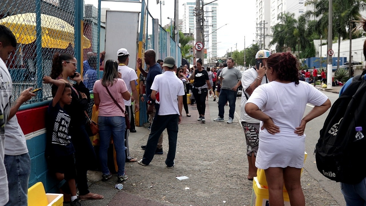 Uma parte dos 38 milhões de trabalhadores informais do país aproveitam o período de festa para suprir a renda com o trabalho de ambulante - Foto: José Eduardo Bernardes / Brasil de Fato