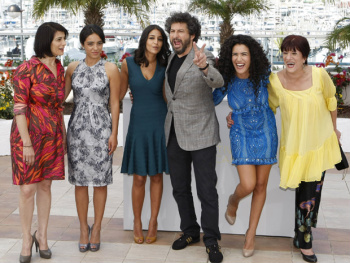 Mihaileanu brinca ao lado das atrizes Hiam Abbas, Hafsia Herzi, Leila Bekhti, Sabrina Ouazani e Biyouna (Foto: AP Photo/Lionel Cironneau)