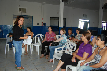 Presidente do Simted, Olga, durante reuniao com servidores administrativos das escolasFoto: Moreira Produções