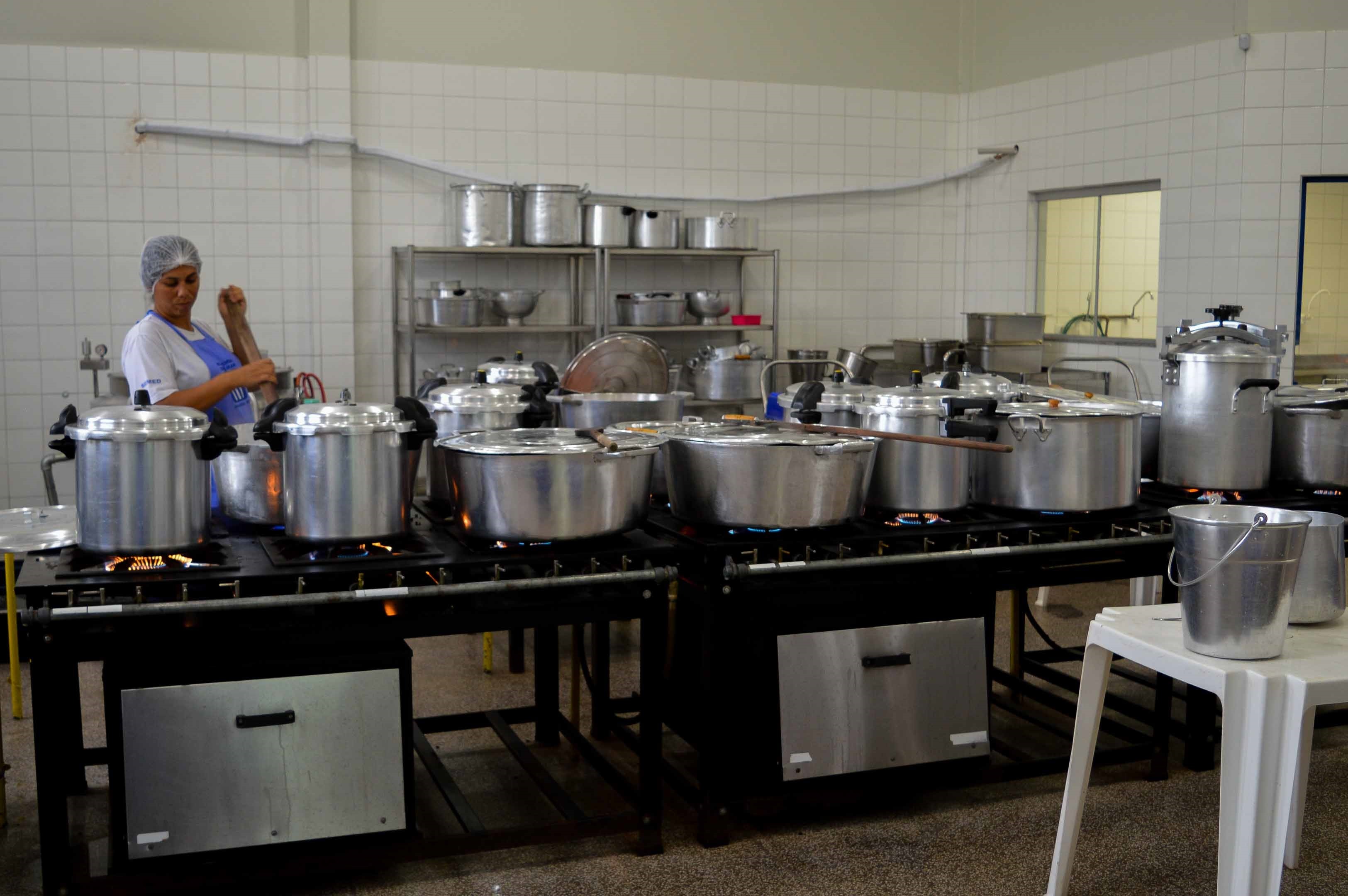 A Cozinha Central, localizada anexa a Escola Municipal Antônio Pinto da Silva, conta com 23 funcionários / Foto: Decom