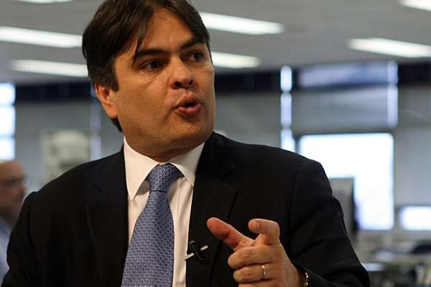 Reforma aprovada pode punir comentários na internet 'ofensivos' a políticos Senador Cássio Cunha Lima, do PSDB da Paraíba. (Foto: PSDB)