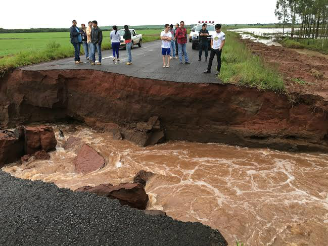 Devido as chuvas, Coronel Sapucaia está isolada Rompimento total da via cerca de 20 quilômetros da cidade / Foto: Divulgação