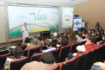 Faems abre 2º Congresso Estadual em Ponta Porã O professor do Departamento de Jornalismo da UFMS, Marcelo Câncio, que apresentou uma pesquisa sobre os veículos de comunicação da fronteira durante o Congresso.