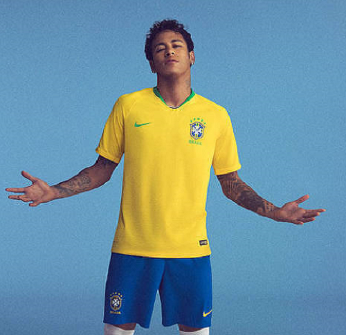 CBF e Nike revelam camisas da seleção brasileira para Mundial da Rússia Neymar exibe a nova camisa da seleção brasileira - Foto: Divulgação
