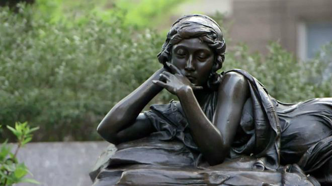 A trágica história da modelo que inspirou famosas estátuas de Nova York