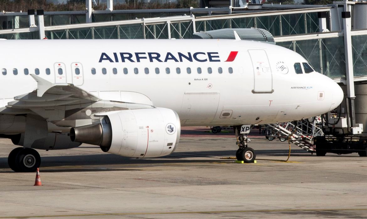 França suspende voos provenientes e com destino ao Brasil França suspende voos provenientes e com destino ao Brasil