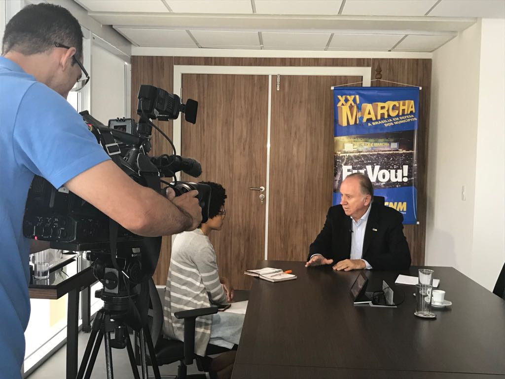 Calote do governo federal nos municípios chega a R$ 37 bilhões Ziulkoski conversa com jornalista / Foto: Divulgação