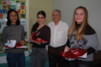 Museu de Amambai divulga alunos vencedores de concurso de redação Luana (3º lugar). Almiro Sobrinho, Flaviani (2º lugar) e Érica (1º lugar).