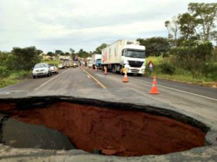 Trecho da BR-163 danificado pela chuva é recuperado, diz PRF em MS Chuva provocou abertura de buraco de 9 metros de comprimento na pista.