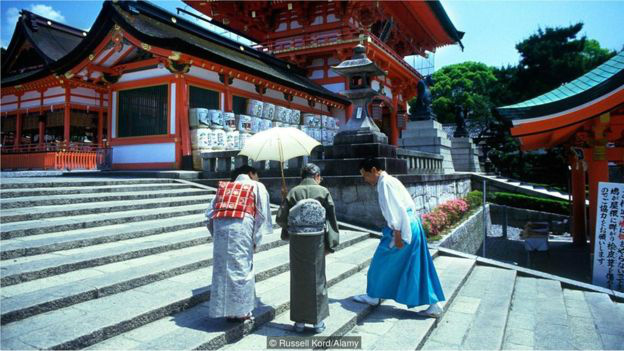 Qual é o país mais bem educado do mundo? Pessoas se curvam em deferência em um templo em Kyoto / Foto: Divulgação
