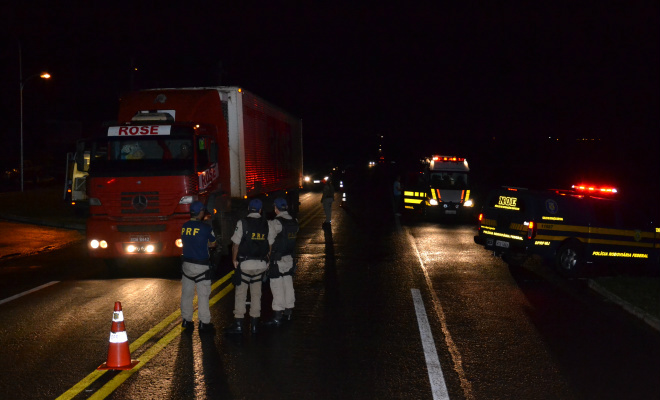 PRF e Detran fizeram blitz na BR-262, em Campo Grande. (Foto: Minamar Júnior)