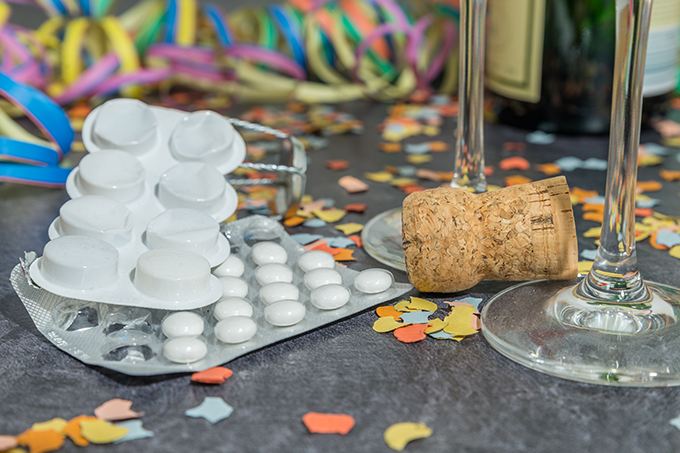 Atenção, foliões: kit ressaca não funciona (e até prejudica a sua saúde) O uso de remédios antes e durante a bebedeira aumenta o risco de coma alcoólico. (Foto: StGrafix - GI/Getty Images)