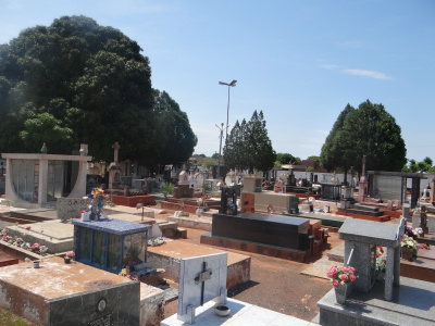 Professor Ailton quer saber quando vai ser inaugurado novo cemitério em Amambai Falta espaço no Cemitério Santo Antônio.Foto: Moreira Produções