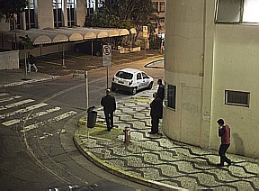Prevenção. Seguranças do Mackenzie na Rua Maria Borba, perto do Minhocão: proteção para os alunos da universidade. (Leonardo Soares/AE)