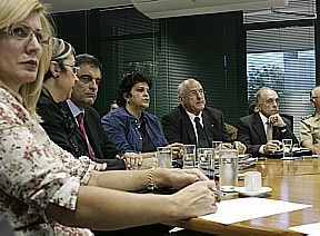 Ação. Izabella (de azul), entre os ministros Cardozo e Jobim: gabinete de crise contra desmate. (Wilson Pedrosa/AE)