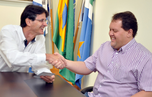 Prefeitura e ACIA lançam Cartão de Crédito do funcionário público nesta terça Lanzarini e Lelo convidam os servidores públicos para o lançamento do Cartão Sin Card