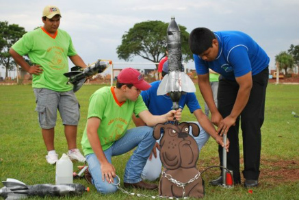 Escola de Aral Moreira prepara a 4ª Olimpíada de Lançamento de Foguete Caseiro Escola de Aral Moreira prepara a 4ª Olimpíada de Lançamento de Foguete Caseiro