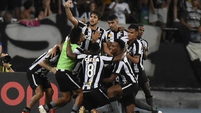 Jogadores do Botafogo comemoram gol (Foto: Globo Esporte)