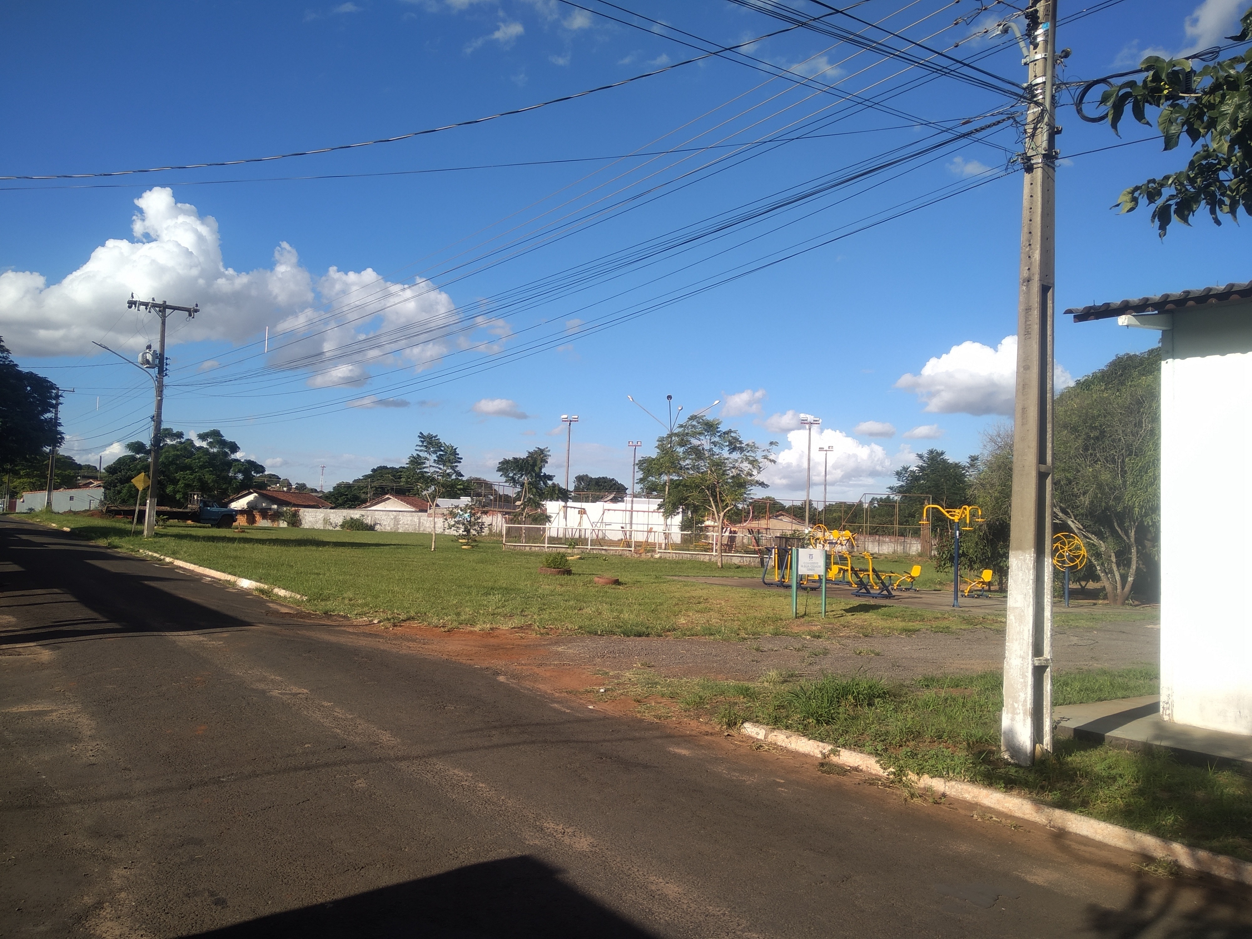 Investimento no conjunto Guaicurus é solicitado Implantação de estacionamento coletivo e reformas do parquinho e da quadra foram solicitados pelo vereador Odil Puques / Foto: Moreira Produções