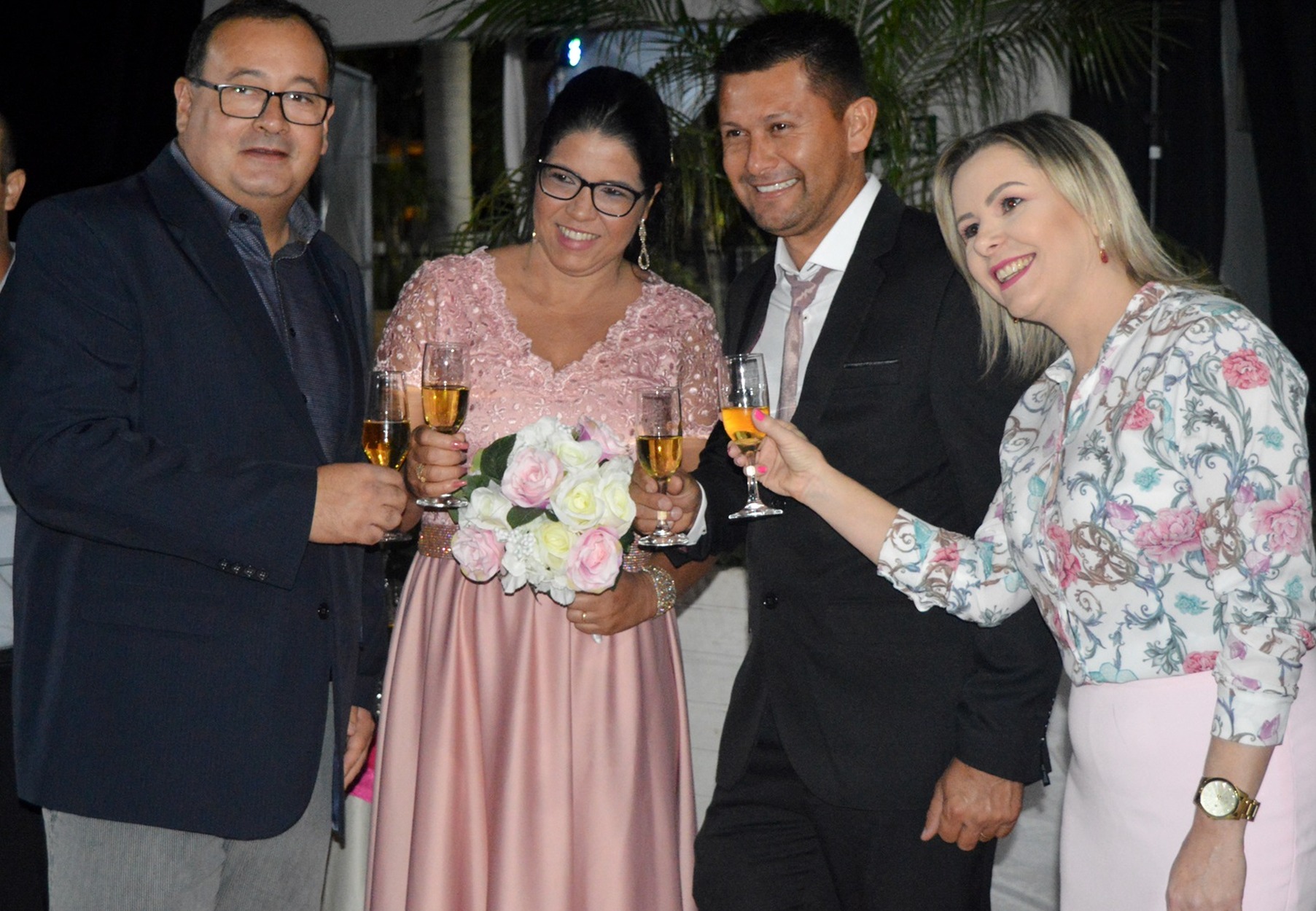 Casamento Comunitário promove oficialização da união de 77 casais em Amambai Prefeito de Amambai, Dr. Bandeira e a vereadora Janete Córdoba brindaram à felicidade dos casais / Foto: Moreira Produções