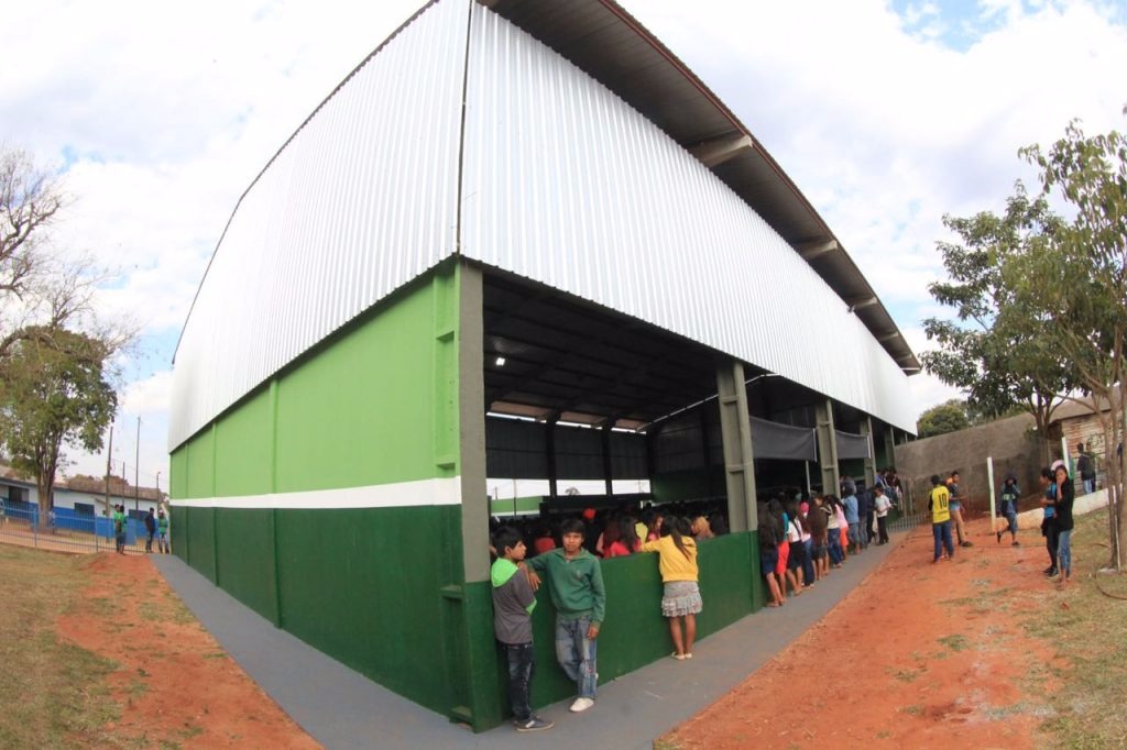 Aldeia Amambai é beneficiada com quadra coberta entregue pelo Governo do Estado Quadra de esportes foi entregue na Aldeia Amambai pelo Governo do Estado
