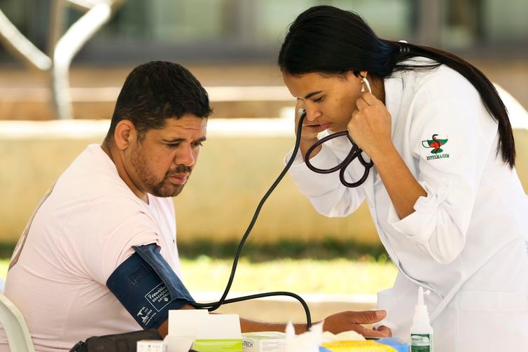 Cidadãos fazem exames para verificar pressão arterial / Foto: Marcelo Camargo/Arquivo Agência Brasil
