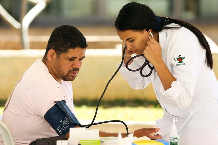 Campanha alerta sobre os riscos da pressão alta Cidadãos fazem exames para verificar pressão arterial / Foto: Marcelo Camargo/Arquivo Agência Brasil