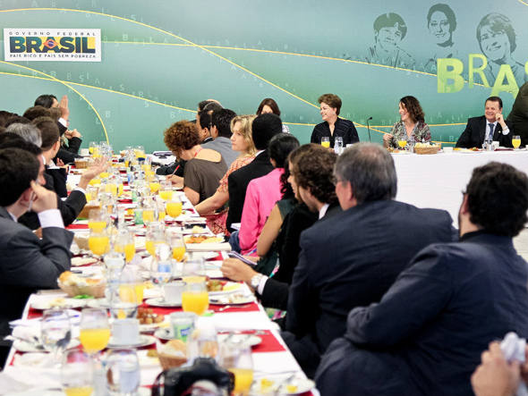 “Em 2012 continuará como manda a lei. Aumento salarial tem de apresentar até agosto. Se o Congresso não aprovar para 2012, só em 2013