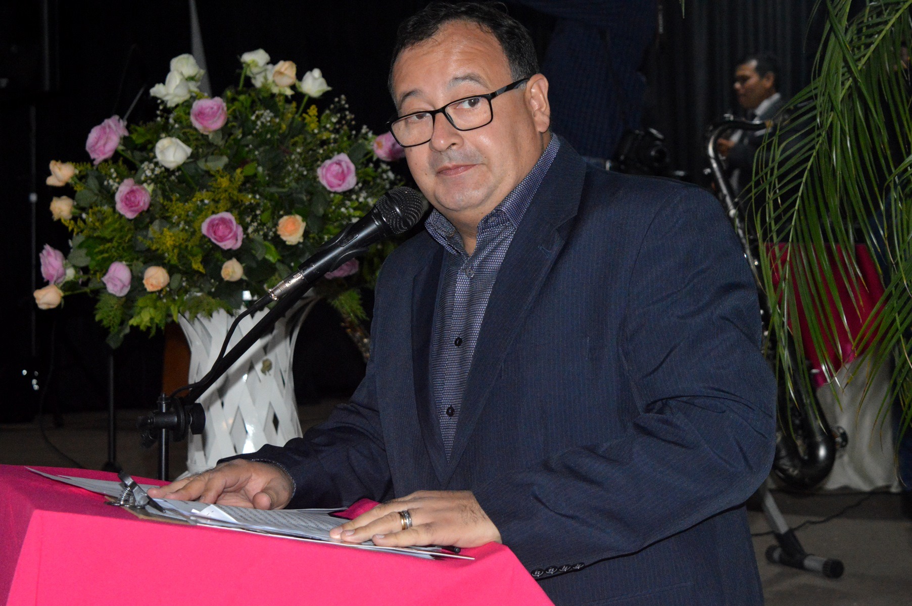 Casamento Comunitário promove oficialização da união de 77 casais em Amambai Dr. Bandeira falou da satisfação de participar do projeto que beneficia 77 casais amambaienses / Foto: Moreira Produções