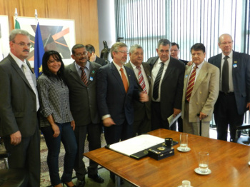 Deputado Geraldo Resende com o presidente da Câmara e lideranças dos aposentados e pensionistas. (Rodrigo Pael)