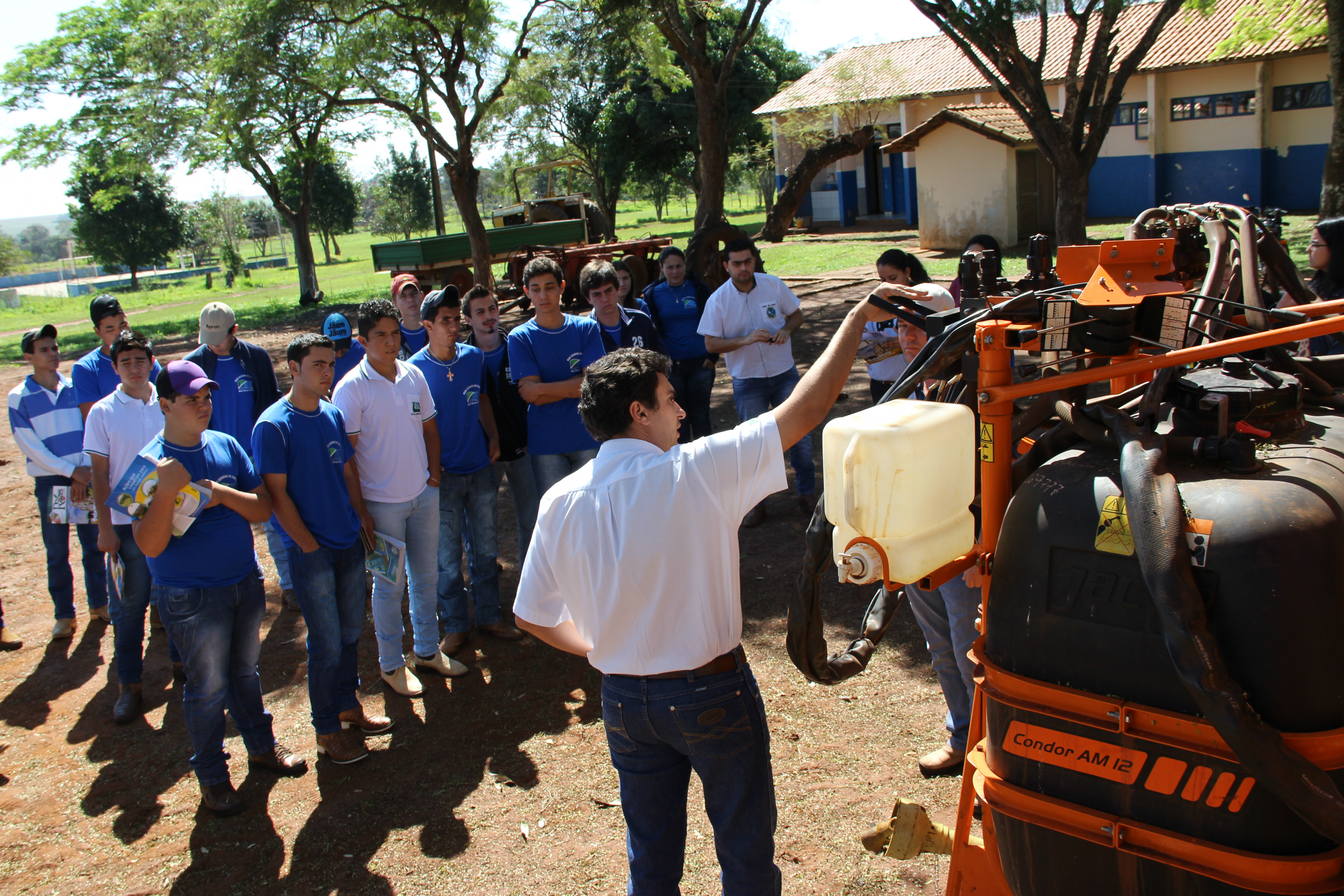 Aula sobre aplicação de defensivos é realizada pela Coopersa em Amambai Representante da Inquima passa informações e cuidados indispensáveis para a utilização sustentável de defensivos agrícolas.