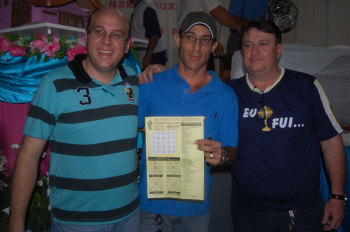 Igreja Matriz sorteia prêmios E/D- Coordenador do show de prêmios, Rodrigo Selhorst, ganhador do carro, Marco Aurélio, e o coordenador da Comissão Pastoral da Paróquia (CPP), Remi BelléFoto: Moreira Produções