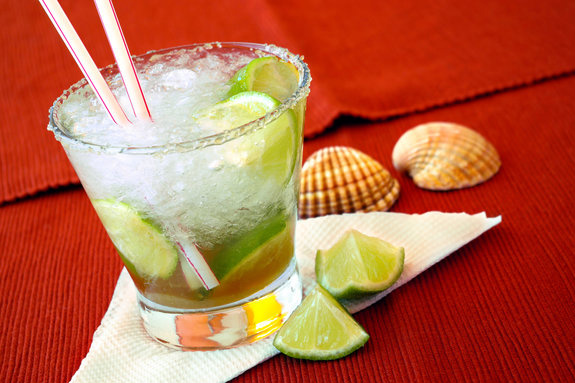 Receitas inusitadas de caipirinhas para aproveitar o verão