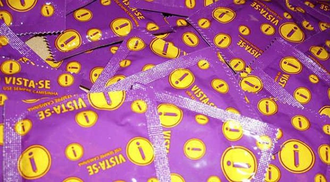 Com distribuição de preservativos, SES reforça combate à Aids durante Carnaval Com distribuição de preservativos, SES reforça combate à Aids durante Carnaval
