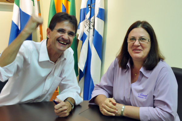 Prefeito Dirceu Lanzarini e a secretária de educação Zita Centenaro. Amambai é destaque nacional em educação na revista Veja.