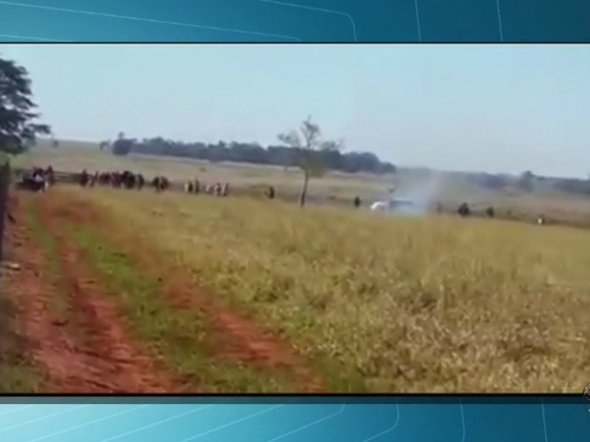 PF e Força Nacional fazem perícia em fazenda de Caarapó ocupada por índios Imagem mostra momento do confronto entre índios e produtores em Caarapó / Foto: Reprodução/TV Morena