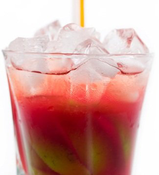 Receitas inusitadas de caipirinhas para aproveitar o verão