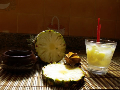 Receitas inusitadas de caipirinhas para aproveitar o verão