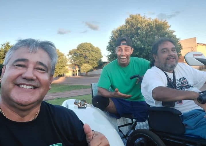 Skatista que perdeu as penas visita Amambai e conhece portadores de deficiência Foto: divulgação