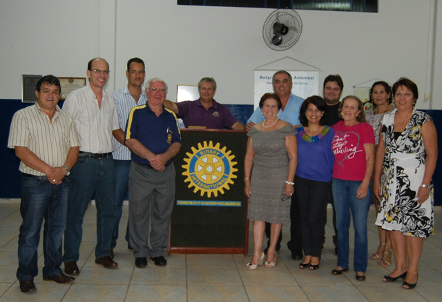Rotary de Amambai realiza o 26º Ferechopp Representantes de entidades beneficiadas em 2011 com rotarianos.