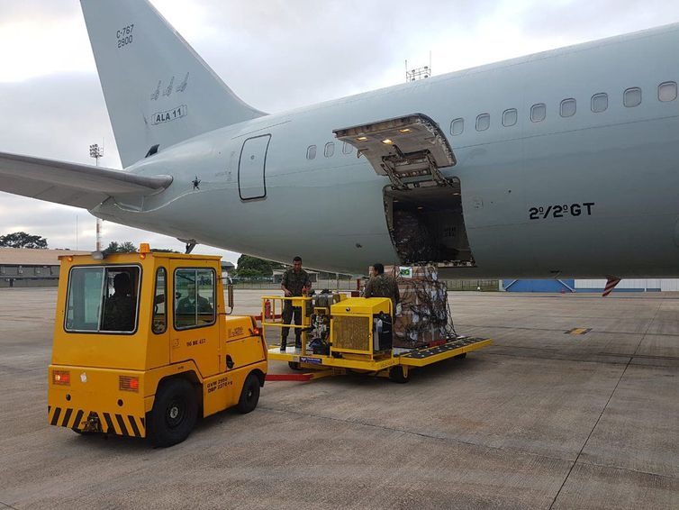 Avião da FAB com ajuda humanitária à Venezuela já está em Boa Vista Avião da FAB saiu de Brasília com quase 23 toneladas de leite em pó e 500 kits de primeiros socorros com destino a Boa Vista, Roraima, para a ajuda humanitária colocada à disposição dos venezuelanos - TV NBR/Divulgação