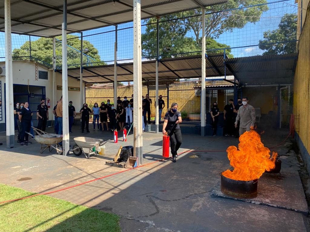 Agepen de Amambai realiza curso de Combate a Princípio de Incêndio Vinte e seis agentes da unidade de Amambai participaram do curso