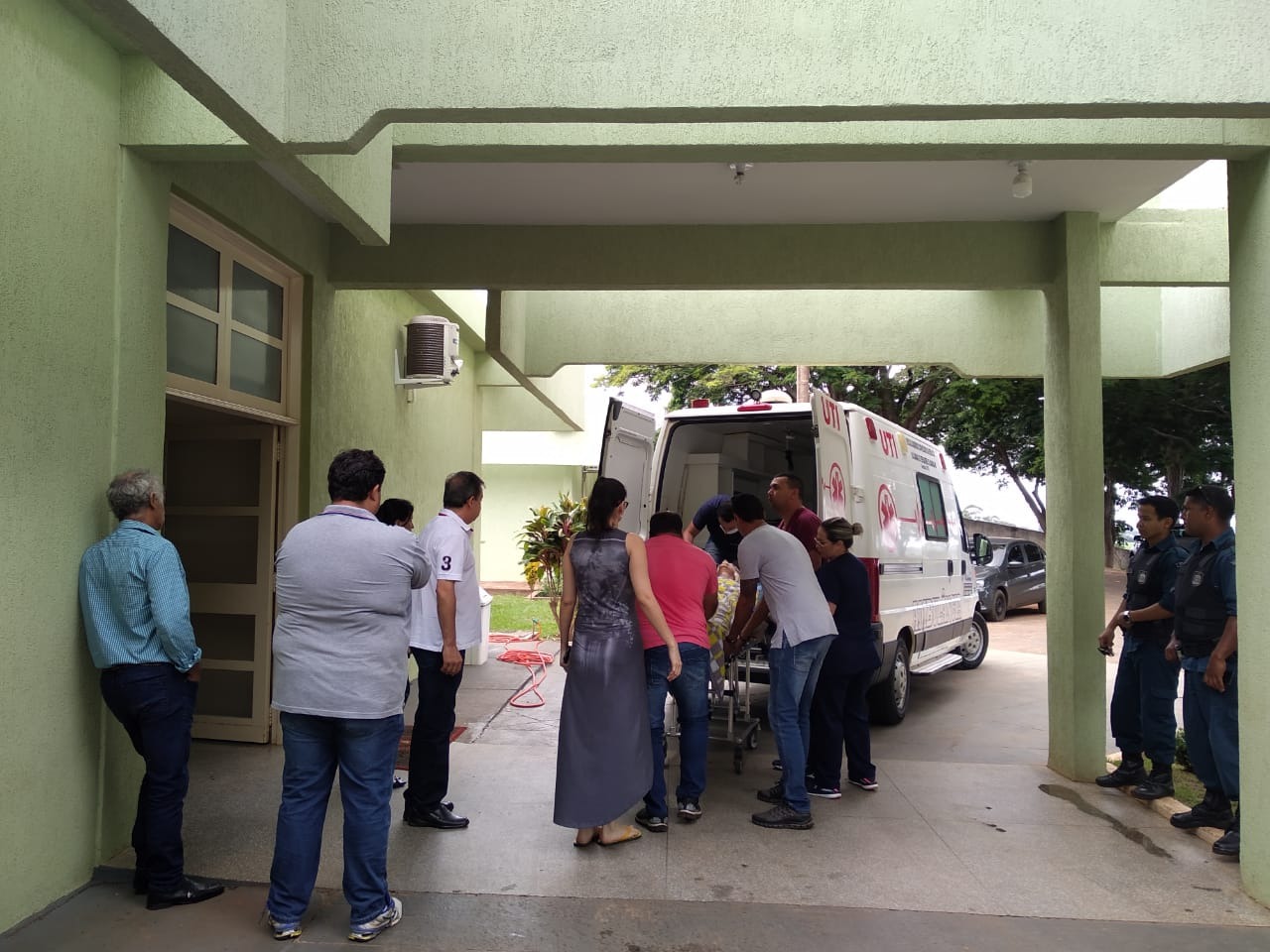 Ex-prefeito de Amambai, Dirceu Lanzarini, é baleado e está em estado grave Momento em que o ex-prefeito de Amambai é colocado na ambulância para sua transferência para o Hospital do Coração em Dourados / Foto: Moreira Produções